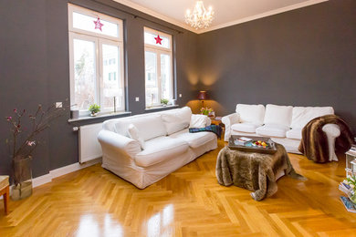 Geräumiges Klassisches Wohnzimmer mit grauer Wandfarbe in Frankfurt am Main