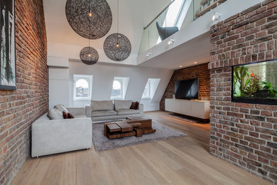 Mittelgroßes, Repräsentatives Modernes Wohnzimmer im Loft-Stil mit brauner Wandfarbe, freistehendem TV, weißem Boden und gebeiztem Holzboden in Köln