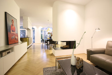 Modernes Wohnzimmer mit weißer Wandfarbe in Leipzig