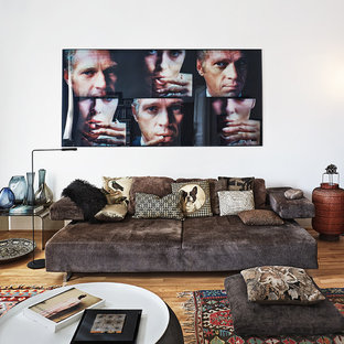 Kleines, Repräsentatives, Fernseherloses, Abgetrenntes Stilmix Wohnzimmer ohne Kamin mit weißer Wandfarbe, hellem Holzboden und braunem Boden in Berlin