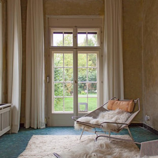 Mittelgroßes, Abgetrenntes, Fernseherloses Klassisches Wohnzimmer ohne Kamin mit beiger Wandfarbe, Linoleum und blauem Boden in Berlin