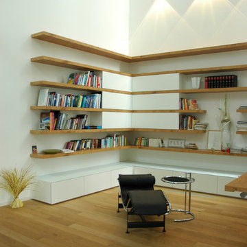 Lese- und Arbeitszimmer mit minimalistischen Eiche-Bücherregalen