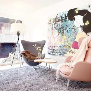 Repräsentatives, Abgetrenntes, Mittelgroßes, Fernseherloses Skandinavisches Wohnzimmer ohne Kamin mit weißer Wandfarbe, braunem Holzboden und beigem Boden in Hamburg