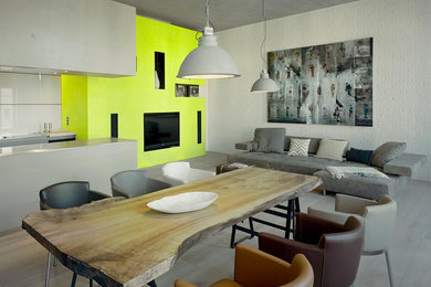Идея дизайна: огромная гостиная комната в современном стиле с желтыми стенами, телевизором на стене и светлым паркетным полом без камина