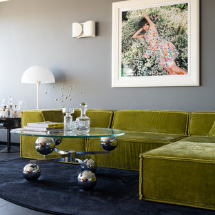 Mittelgroßes Retro Wohnzimmer im Loft-Stil mit grauer Wandfarbe, Marmorboden, verstecktem TV und schwarzem Boden in Hamburg