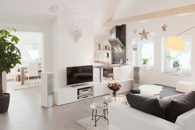 Repräsentatives, Kleines Modernes Wohnzimmer ohne Kamin mit weißer Wandfarbe und freistehendem TV in München