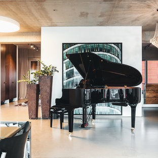 Großes Modernes Wohnzimmer mit weißer Wandfarbe, Betonboden und grauem Boden in Berlin