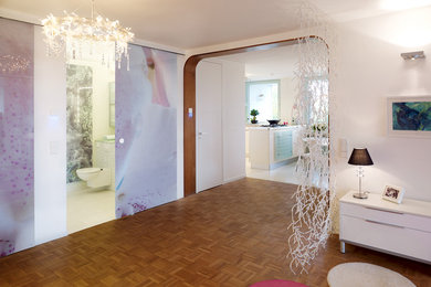 Modernes Wohnzimmer im Loft-Stil mit weißer Wandfarbe, hellem Holzboden und TV-Wand in Essen