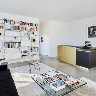 Große, Fernseherlose, Offene Moderne Bibliothek ohne Kamin mit weißer Wandfarbe, Betonboden und grauem Boden in Köln
