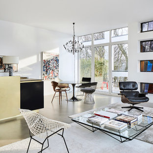 Mittelgroßes, Repräsentatives, Fernseherloses Modernes Wohnzimmer ohne Kamin, im Loft-Stil mit weißer Wandfarbe, Betonboden und grauem Boden in Köln