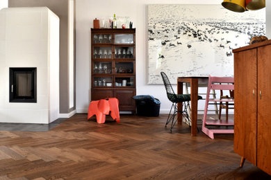 Klassisches Wohnzimmer mit braunem Holzboden und braunem Boden in München