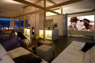 Offenes Modernes Wohnzimmer mit braunem Holzboden, Kamin, verputzter Kaminumrandung und braunem Boden in München