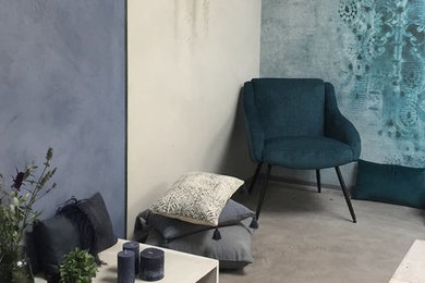 Mittelgroßes, Abgetrenntes Modernes Wohnzimmer ohne Kamin mit blauer Wandfarbe, dunklem Holzboden, verstecktem TV und braunem Boden in Köln