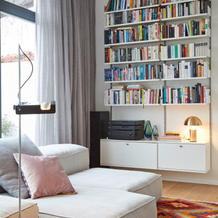 Mittelgroße, Offene Moderne Bibliothek mit weißer Wandfarbe und beigem Boden in Hamburg