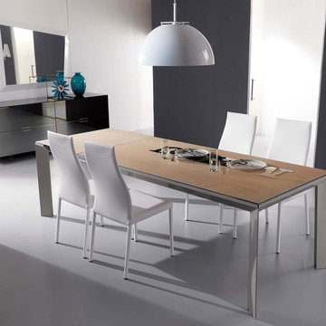 Modernes Esszimmer mit weißen Lederstühlen