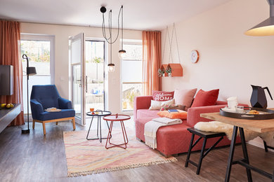 Foto di un soggiorno design aperto e di medie dimensioni con pavimento in legno massello medio, nessun camino, pavimento marrone, pareti beige e sala formale