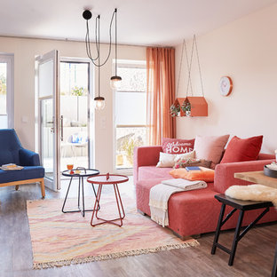 Offenes, Mittelgroßes, Repräsentatives Modernes Wohnzimmer ohne Kamin mit braunem Holzboden, braunem Boden und beiger Wandfarbe in Sonstige