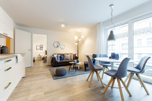 Skandinavisch Wohnbereich by raumwerte Home Staging
