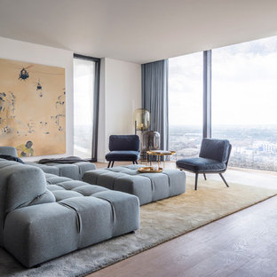 Mittelgroßes, Repräsentatives, Fernseherloses, Abgetrenntes Modernes Wohnzimmer ohne Kamin mit weißer Wandfarbe, braunem Holzboden und braunem Boden in Hamburg