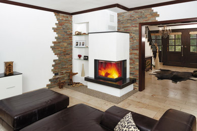 コンテンポラリースタイルのおしゃれなファミリールーム (コーナー設置型暖炉、石材の暖炉まわり) の写真