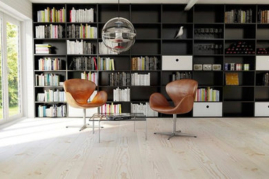 Mittelgroße, Offene Moderne Bibliothek ohne Kamin mit hellem Holzboden in Stuttgart
