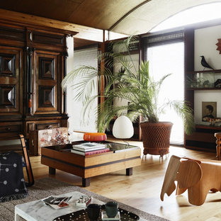 Cette image montre une salle de séjour ethnique de taille moyenne et fermée avec un sol en bois clair, aucune cheminée, aucun téléviseur et un sol beige.
