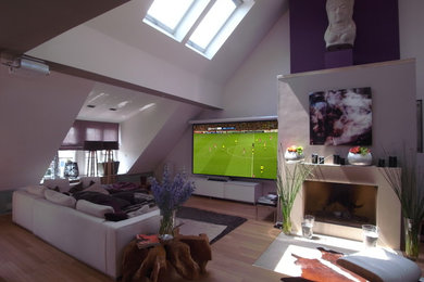 Foto de sala de estar abierta tradicional con paredes blancas y pared multimedia