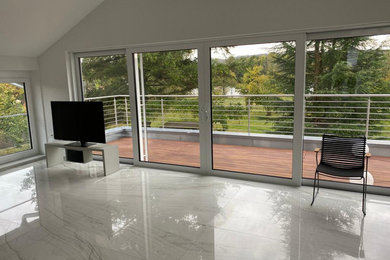 Foto di un soggiorno design con pavimento in marmo