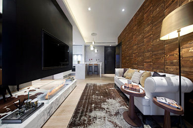 Foto på ett mycket stort funkis loftrum, med ljust trägolv, en bred öppen spis, en väggmonterad TV och beiget golv