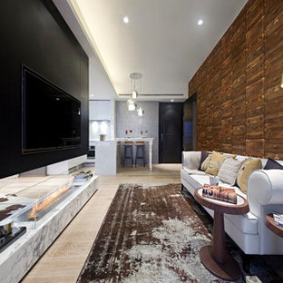 Geräumiges Modernes Wohnzimmer im Loft-Stil mit hellem Holzboden, Gaskamin, Wand-TV und beigem Boden in Hamburg