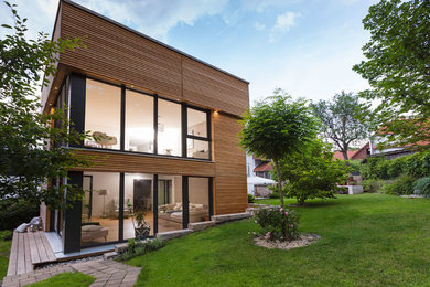 Modernes Wohnzimmer mit braunem Holzboden in Sonstige