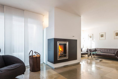 Offenes Klassisches Wohnzimmer mit Kamin, weißer Wandfarbe und gefliester Kaminumrandung in Stuttgart