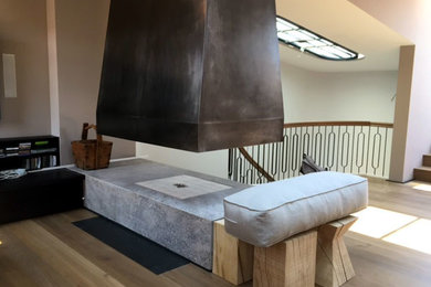 Großes Modernes Wohnzimmer im Loft-Stil mit Kaminumrandung aus Stein in München