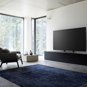 Offenes, helles Wohnzimmer – minimalistisch mit Fokus auf den Panasonic TV
