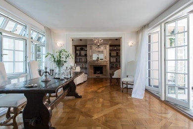 Mittelgroßes, Offenes Klassisches Wohnzimmer mit weißer Wandfarbe, braunem Holzboden, Kamin und Kaminumrandung aus Backstein in München