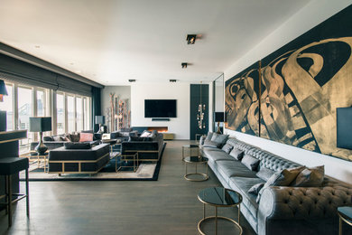 Großes Modernes Wohnzimmer im Loft-Stil mit weißer Wandfarbe, dunklem Holzboden, Gaskamin, Kaminumrandung aus Metall, TV-Wand und grauem Boden in Sonstige