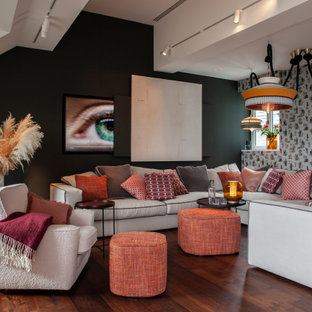 Geräumiges, Offenes Eklektisches Wohnzimmer mit verstecktem TV, braunem Boden, Tapetenwänden, bunten Wänden und dunklem Holzboden in Hamburg