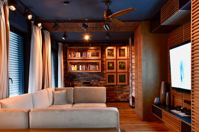 Geräumiges Modernes Wohnzimmer im Loft-Stil mit brauner Wandfarbe, gebeiztem Holzboden, Hängekamin, Kaminumrandung aus Holz, Multimediawand und braunem Boden in Frankfurt am Main