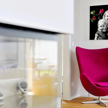Pinker Sessel und Familienporträt in Wohnzimmer