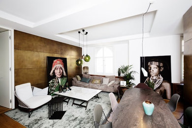 Großes, Repräsentatives, Offenes Modernes Wohnzimmer mit weißer Wandfarbe, braunem Holzboden, TV-Wand und braunem Boden in München