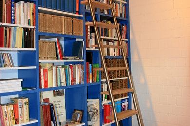 Mittelgroße, Offene Moderne Bibliothek mit weißer Wandfarbe und Terrakottaboden in Hamburg