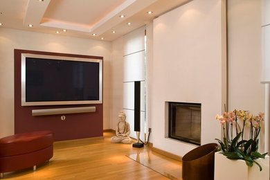 Foto de sala de estar clásica con paredes blancas, todas las chimeneas, marco de chimenea de yeso y pared multimedia