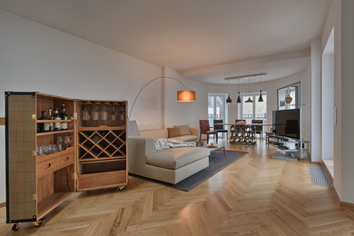 Foto de salón con barra de bar actual con paredes blancas y suelo de madera clara