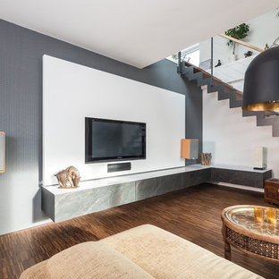 Mittelgroßes, Abgetrenntes Modernes Wohnzimmer ohne Kamin mit weißer Wandfarbe, Bambusparkett, Wand-TV und braunem Boden in Stuttgart