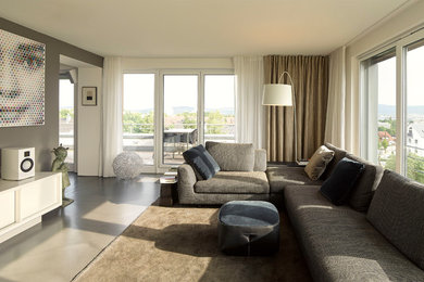 Стильный дизайн: маленькая изолированная гостиная комната в современном стиле с белыми стенами, полом из линолеума и серым полом без камина для на участке и в саду - последний тренд