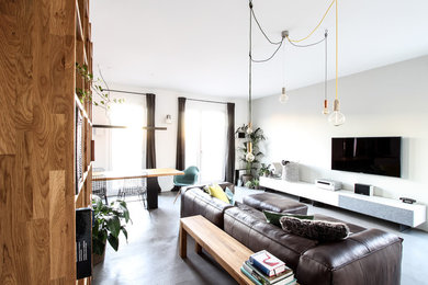 Mittelgroßes, Offenes Nordisches Wohnzimmer mit grauer Wandfarbe, Betonboden und TV-Wand in Frankfurt am Main