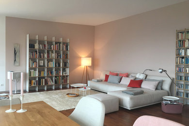 Großes, Repräsentatives, Offenes Modernes Wohnzimmer mit rosa Wandfarbe und dunklem Holzboden in Frankfurt am Main