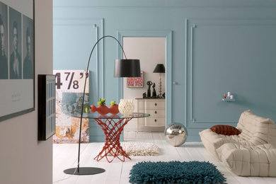 Esempio di un soggiorno minimal di medie dimensioni con pareti blu e parquet chiaro