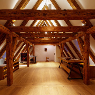 Großer, Fernseherloser Rustikaler Hobbyraum ohne Kamin, im Loft-Stil mit weißer Wandfarbe, hellem Holzboden und beigem Boden in München