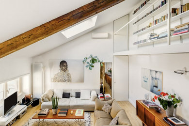 Mittelgroßes Modernes Wohnzimmer ohne Kamin, im Loft-Stil mit weißer Wandfarbe, hellem Holzboden, Multimediawand und braunem Boden in Berlin